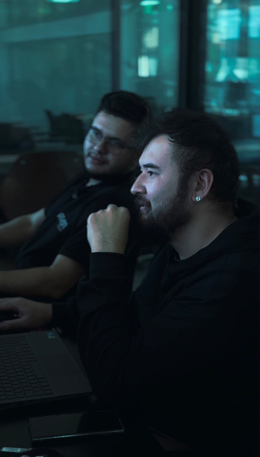 Time colaborando em reunião